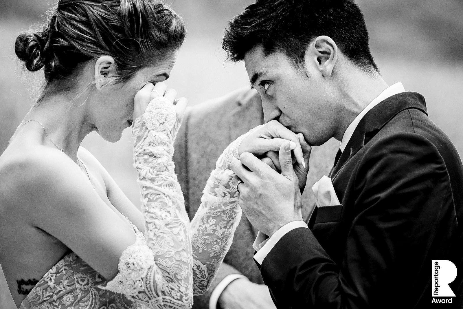 Сон мужчина целует руку. Жених целует руку невесте. Целовать руки невесте. Мужчина целует руку. Невеста на руках.
